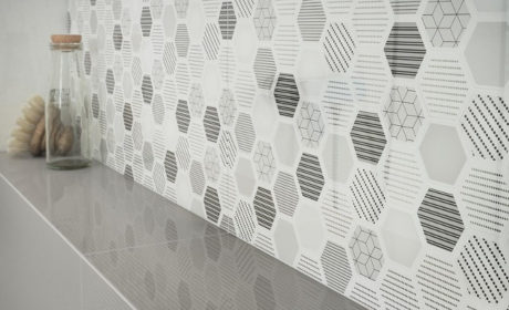 Bordowe płytki we wnętrzach: Jak wprowadzić królewski burgund do Twojego domu?