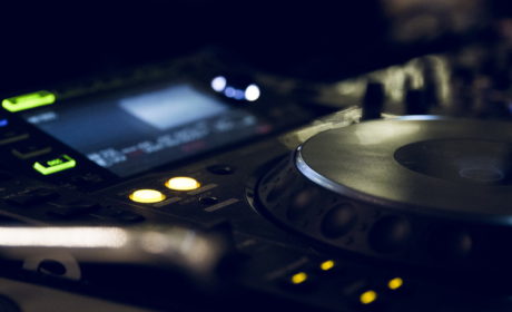 Jak skutecznie walczyć z dezinformacją i fake newsami w sieci?